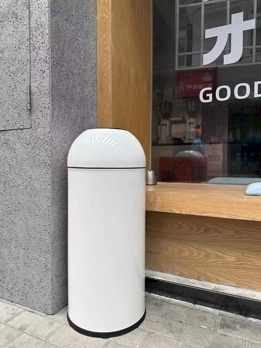 HY-26042413 Bullet-shaped trash bin.
